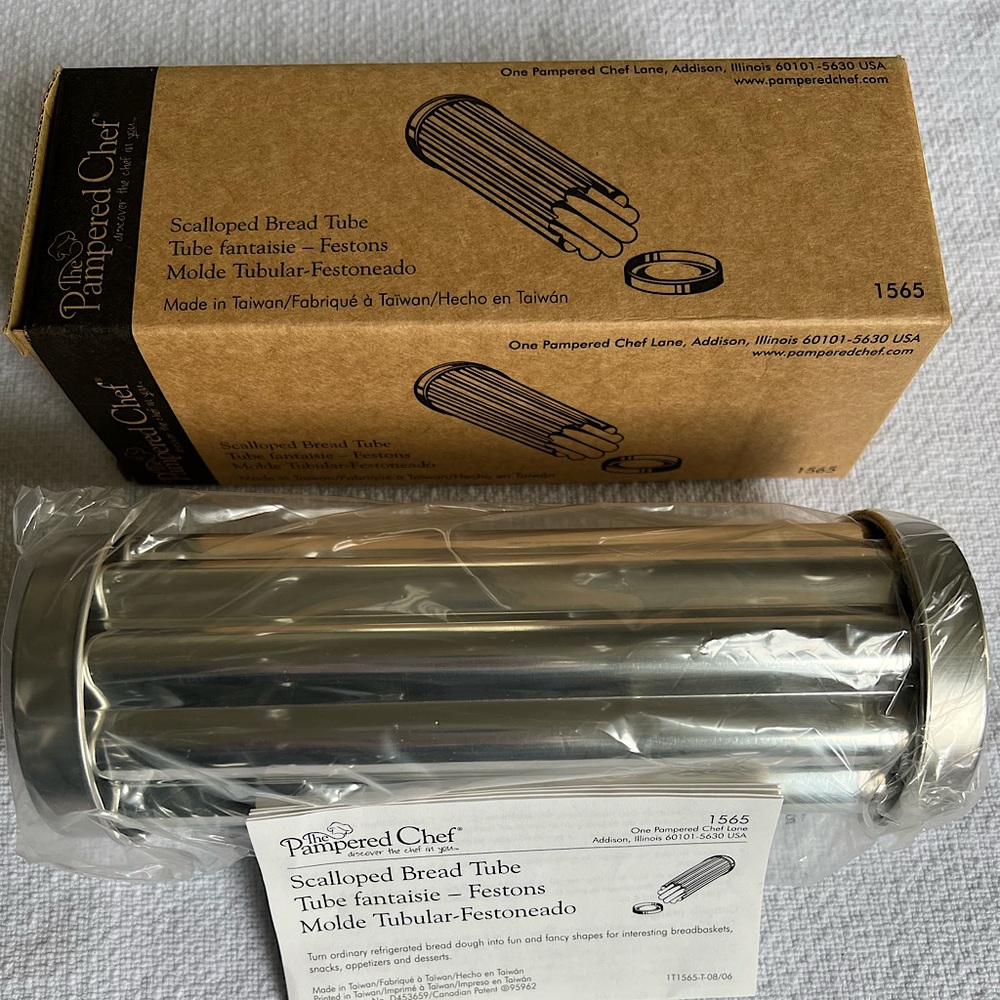 Pampered Chef scalloped bread baking tube New